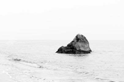 Lonely rock. Minimalistic monochrome seascape - slon.pics - free stock photos and illustrations
