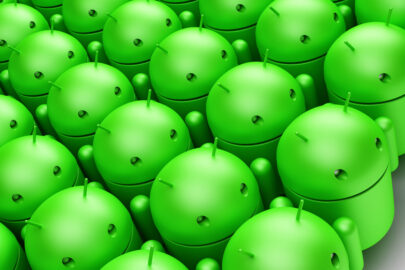 Crowd of green android robots. 3D illustration - slon.pics - free stock photos and illustrations