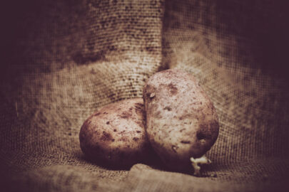 Raw potatoes on rustic burlap background - slon.pics - free stock photos and illustrations