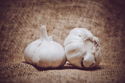 Garlic on burlap background - slon.pics - free stock photos and illustrations