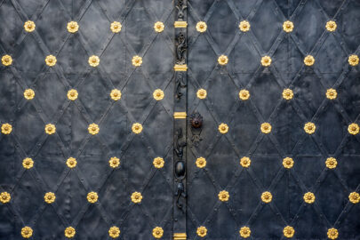 Close-up of an large iron gates - slon.pics - free stock photos and illustrations