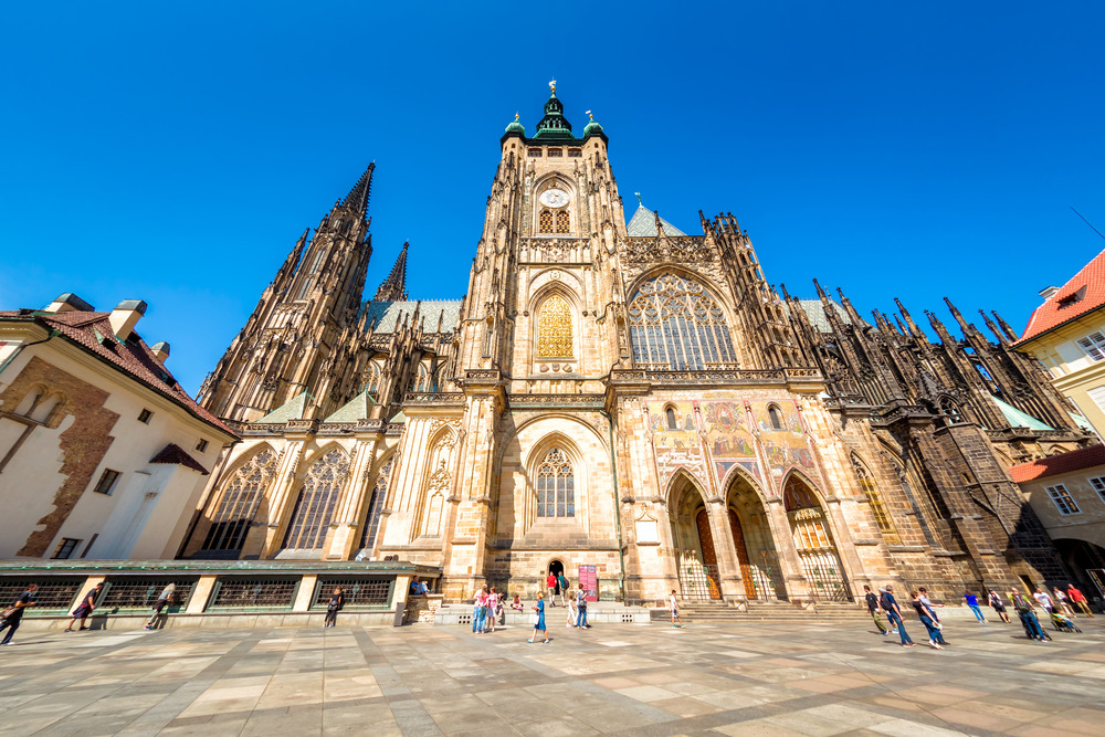 Free stock photo: People in front of Saint Vitus cathedral. Prague, Czech Republic. September 07, 2016 | slon.pics - free stock photos and illustrations