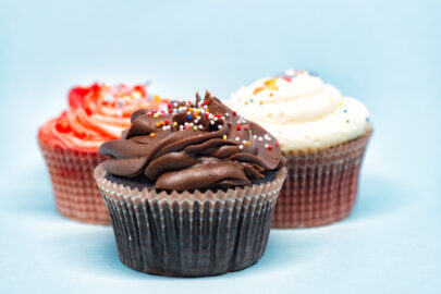 Cupcakes on blue background - slon.pics - free stock photos and illustrations